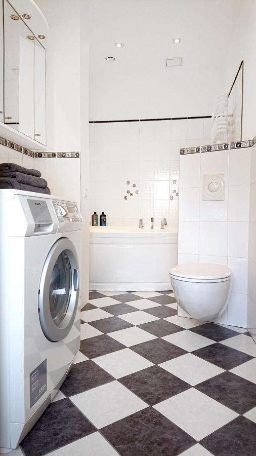 Riga City Center Quiet Apartment With Free Private Parking Luaran gambar