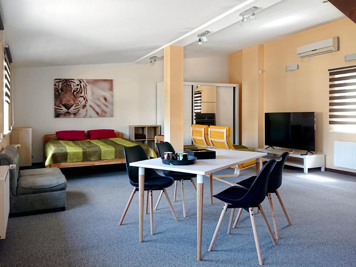 Riga City Center Quiet Apartment With Free Private Parking Luaran gambar